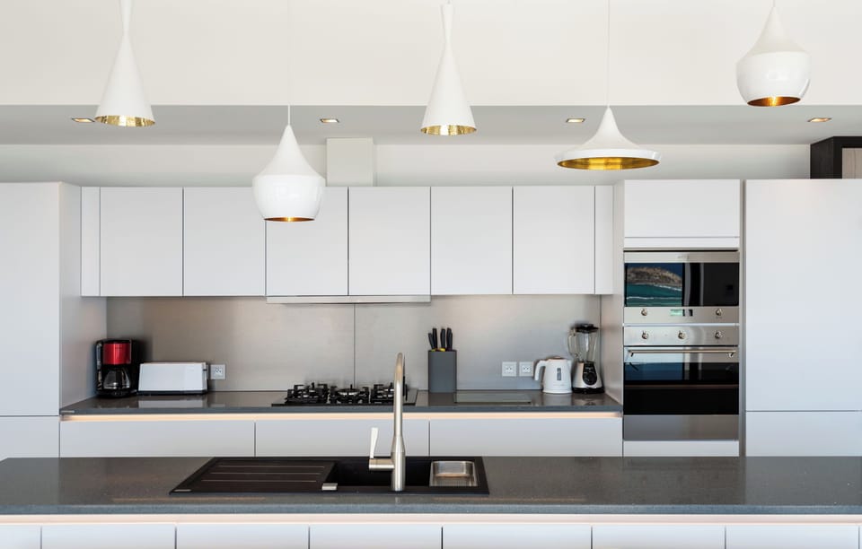 Fully equipped kitchen, central island unit, fridge and freezer with ice machine, cooking range with gas burners, hood, microwave, dishwasher, filter coffee maker and espresso coffee machine, wine cooler, toaster.  Indoor dining table in the great room. O