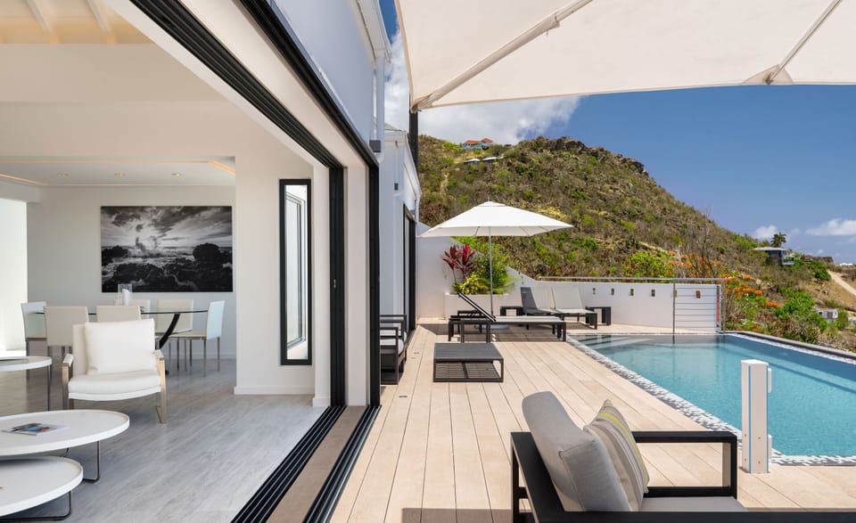 Air conditioning, HD-TV, Dish Network. The living room opens onto the terrace and the views. 