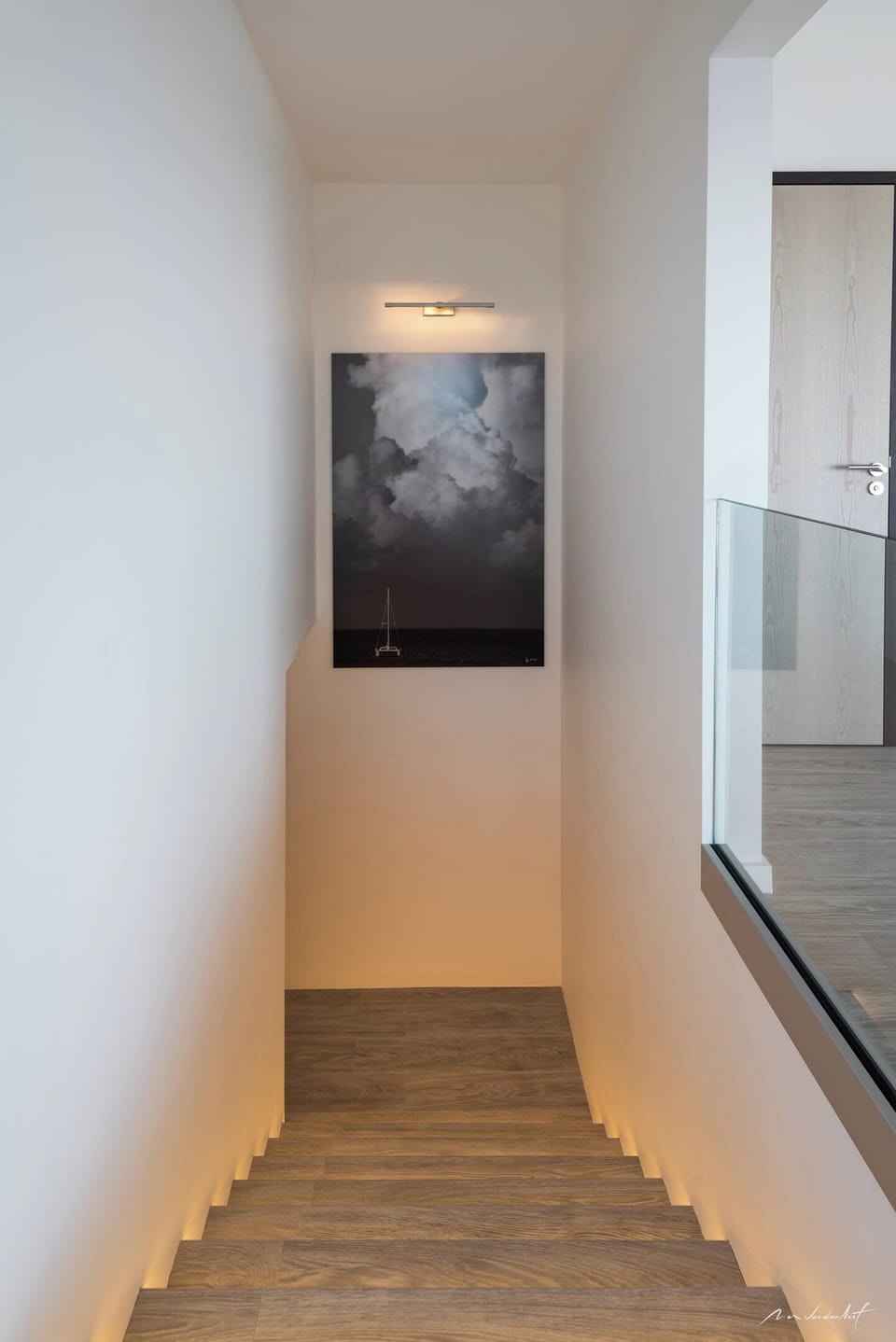 Located on the lower level. King size bed, air conditioning, HD-TV, Apple TV, telephone, WIFI, dressing room, safe. Adjoining bathroom with shower, bath, separate toilet, towels and beach towels. Adjoining fitness room. 