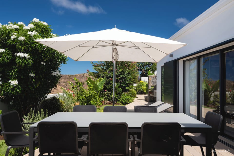 Fully equipped kitchen, central island unit, fridge and freezer with ice machine, cooking range with gas burners, hood, microwave, dishwasher, filter coffee maker and espresso coffee machine, wine cooler, toaster.  Indoor dining table in the great room. O