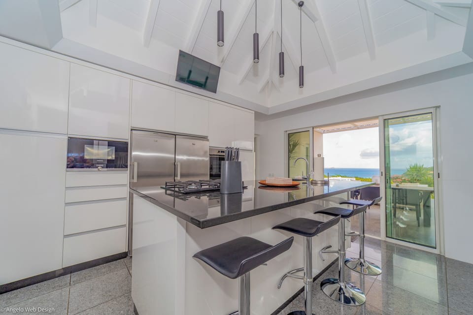 Fully equipped. Electric oven, gas stove, microwave, refrigerator, mixer, centrifuge, freezer, dishwasher, Nespresso machine, blender, kettle, toaster, breakfast bar. Large dining table for 6 people on the terrace. 