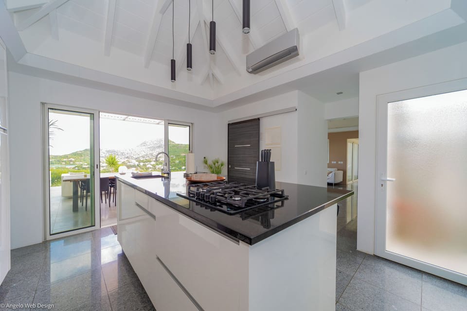 Fully equipped. Electric oven, gas stove, microwave, refrigerator, mixer, centrifuge, freezer, dishwasher, Nespresso machine, blender, kettle, toaster, breakfast bar. Large dining table for 6 people on the terrace. 