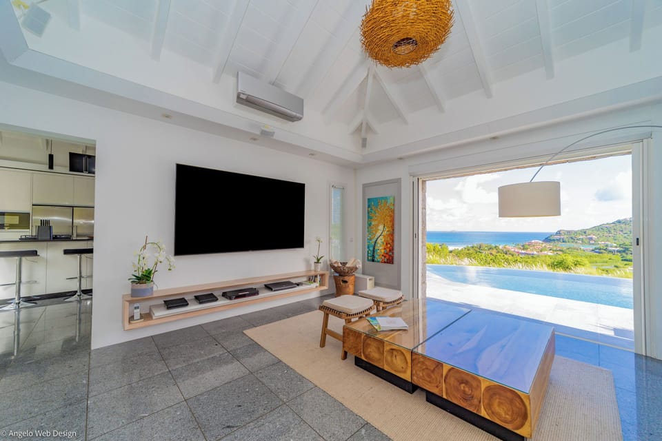 Expansive living area opening onto the terrace. Air-conditioning, HD-TV, Dish Network, Apple TV, ceiling fans. 