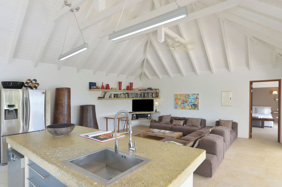Fully equipped kitchen, refrigerator and wine cellar, blender, centrifuge, ice machine, gas grill, dishwasher, Nespresso coffee machine, toaster. Outdoor dining table on the covered terrace, an other one is on the sunny terrace. 
