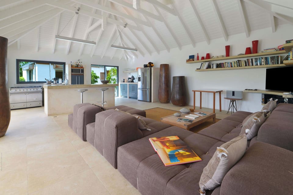 Ceiling fans, HD-TV, Dish Network, Apple TV, DVD player, iPod dock. 