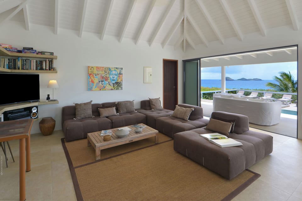 Ceiling fans, HD-TV, Dish Network, Apple TV, DVD player, iPod dock. 