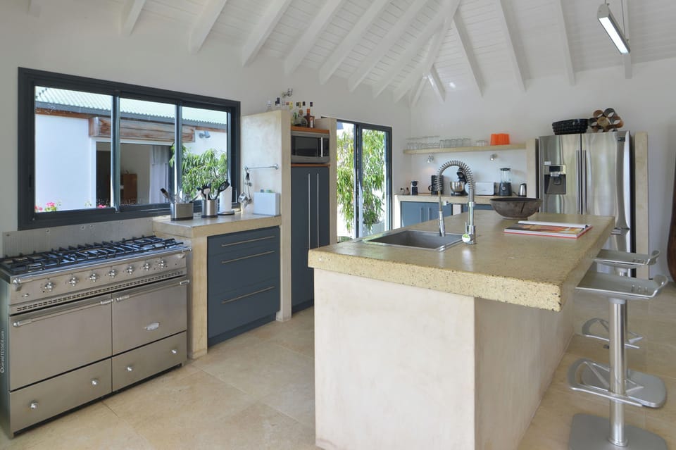 Fully equipped kitchen, refrigerator and wine cellar, blender, centrifuge, ice machine, gas grill, dishwasher, Nespresso coffee machine, toaster. Outdoor dining table on the covered terrace, an other one is on the sunny terrace. 
