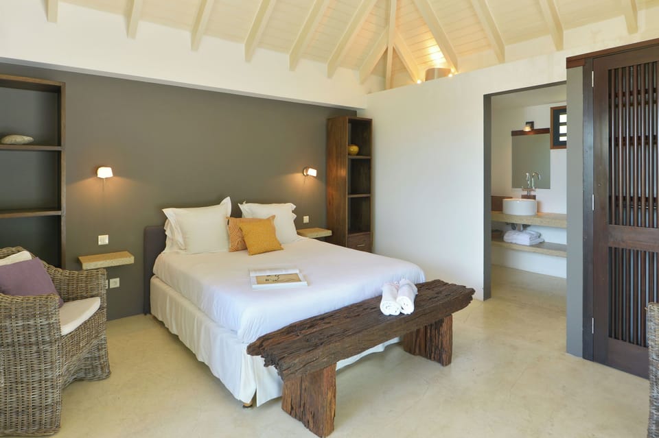 Located on the lower level.  King size bed, air conditioning, HD-TV, DVD player, safe. Adjoining bathroom with shower, hairdryer, contemporary furniture. 