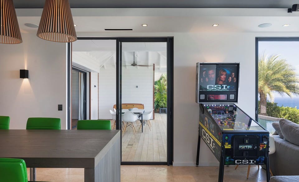 Modern and fully equipped kitchen, breakfast bar with 3 stools, air-conditioning, ceiling fan, gas stove, oven, microwave, blender, coffee maker, fridge, freezer, ice maker, juicer, Nespresso coffee machine, toaster. Outside dining table on the covered te