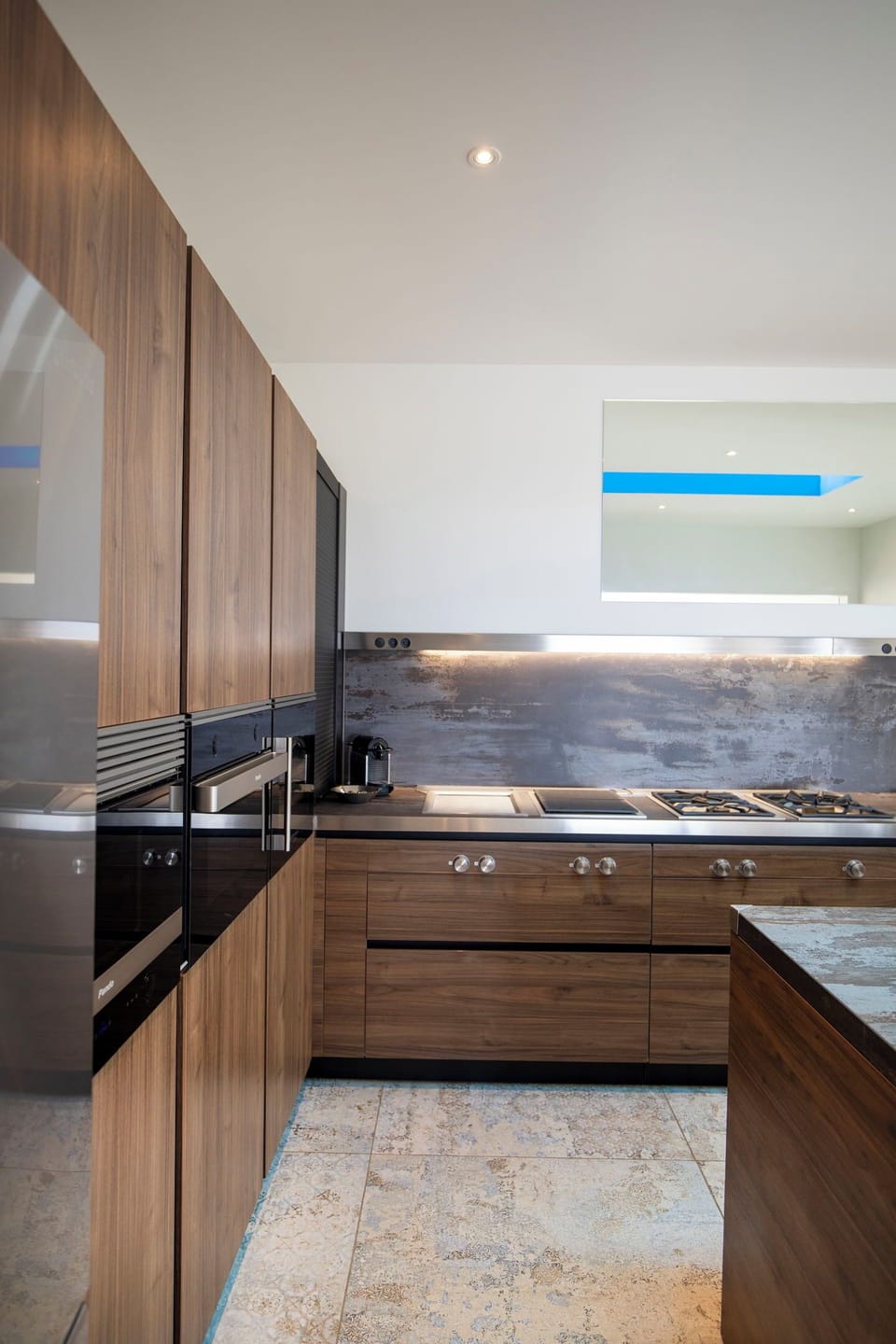 Fully equipped and air-conditioned. Breakfast bar with stools. Refrigerator, freezer with ice maker, oven, gas stove, microwave, dishwasher, filter coffee maker and Nespresso coffee machine, blender, juicer, wine cooler, toaster. Indoor dining table for 6