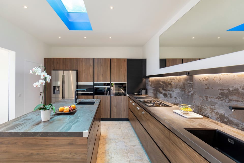 Fully equipped and air-conditioned. Breakfast bar with stools. Refrigerator, freezer with ice maker, oven, gas stove, microwave, dishwasher, filter coffee maker and Nespresso coffee machine, blender, juicer, wine cooler, toaster. Indoor dining table for 6