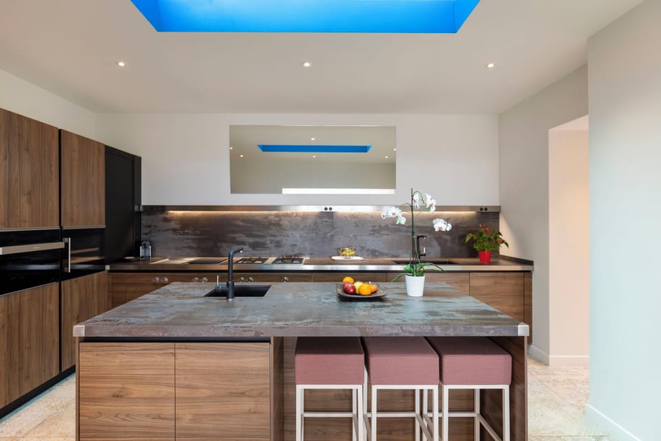 Fully equipped and air-conditioned. Breakfast bar with stools. Refrigerator, freezer with ice maker, oven, gas stove, microwave, dishwasher, filter coffee maker and Nespresso coffee machine, blender, juicer, wine cooler, toaster. Indoor dining table for 6