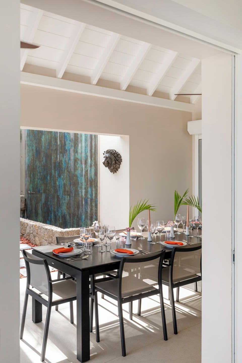 Fully equipped and air-conditioned. Breakfast bar with stools. Refrigerator, freezer with ice maker, oven, gas stove, microwave, dishwasher, filter coffee maker and Nespresso coffee machine, blender, juicer, wine cooler, toaster. Indoor dining table for 6