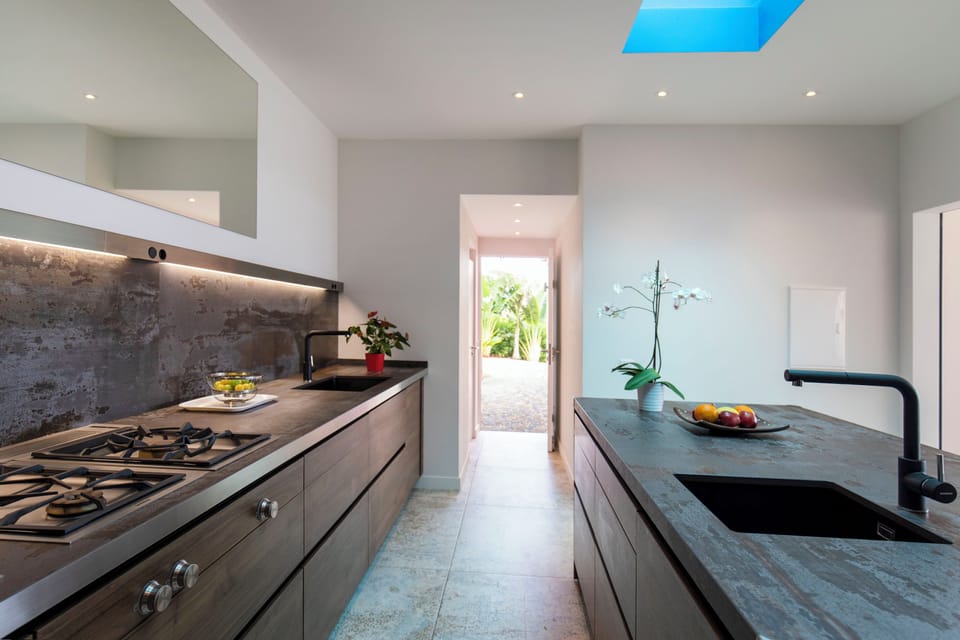 Fully equipped and air-conditioned. Breakfast bar with stools. Refrigerator, freezer with ice maker, oven, gas stove, microwave, dishwasher, filter coffee maker and Nespresso coffee machine, blender, juicer, wine cooler, toaster. Indoor dining table for 6