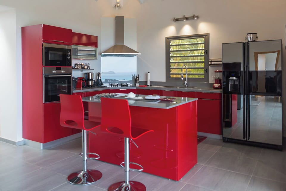 Modern and fully equipped. Air conditioning, electric oven, induction cooker, microwave, refrigerator and freezer, ice machine, dishwasher, filter coffee maker and coffee machine Nespresso, toaster, mixer, electric fruit press, electric kettle. Outdoor di