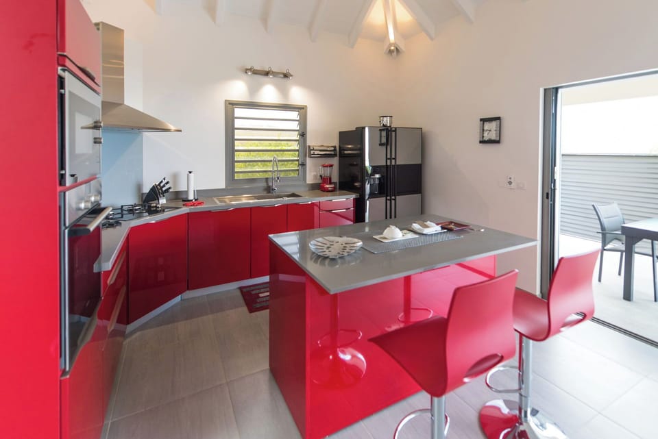 Modern and fully equipped. Air conditioning, electric oven, induction cooker, microwave, refrigerator and freezer, ice machine, dishwasher, filter coffee maker and coffee machine Nespresso, toaster, mixer, electric fruit press, electric kettle. Outdoor di