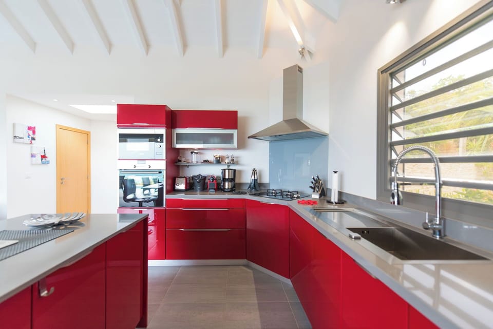 Modern and fully equipped. Air conditioning, electric oven, induction cooker, microwave, refrigerator and freezer, ice machine, dishwasher, filter coffee maker and coffee machine Nespresso, toaster, mixer, electric fruit press, electric kettle. Outdoor di