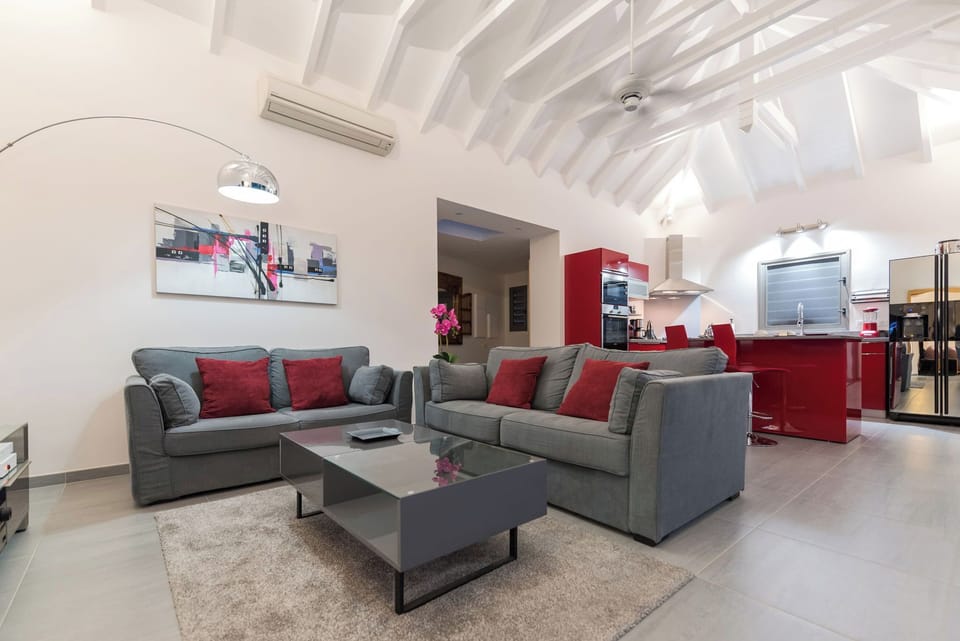 Air conditioning, HD-TV, Dish Network, Apple TV, DVD player. Access to the covered terrace, ocean view.