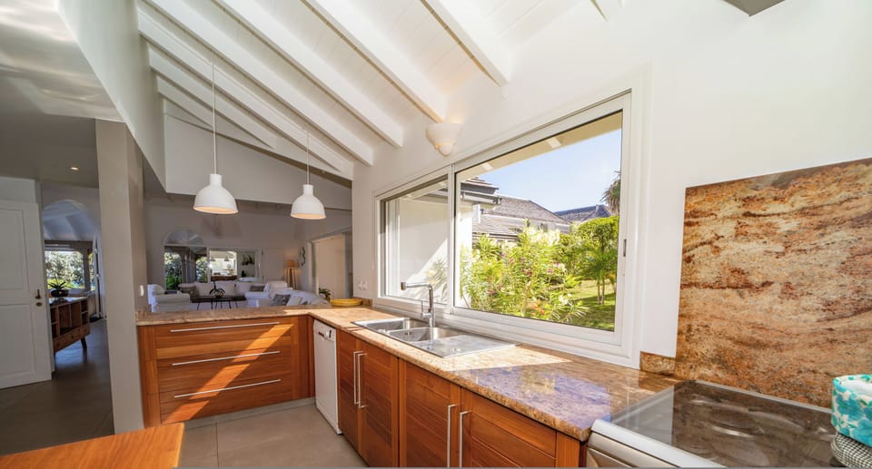 Modern and fully equipped. Air conditioning, electric oven, induction cooker, microwave, refrigerator and freezer, ice machine, dishwasher, filter coffee maker and coffee machine Nespresso, toaster, mixer, electric fruit press, electric kettle. Outdoor di