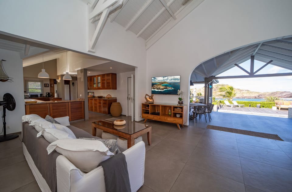 HD-TV, Dish Network, Apple TV, DVD player, ceiling fans. Access to the covered terrace. Ocean view.