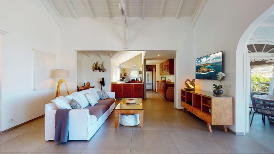 HD-TV, Dish Network, Apple TV, DVD player, ceiling fans. Access to the covered terrace. Ocean view.