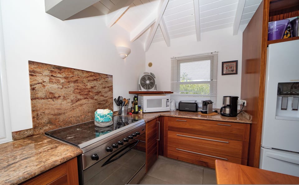 Modern and fully equipped. Air conditioning, electric oven, induction cooker, microwave, refrigerator and freezer, ice machine, dishwasher, filter coffee maker and coffee machine Nespresso, toaster, mixer, electric fruit press, electric kettle. Outdoor di