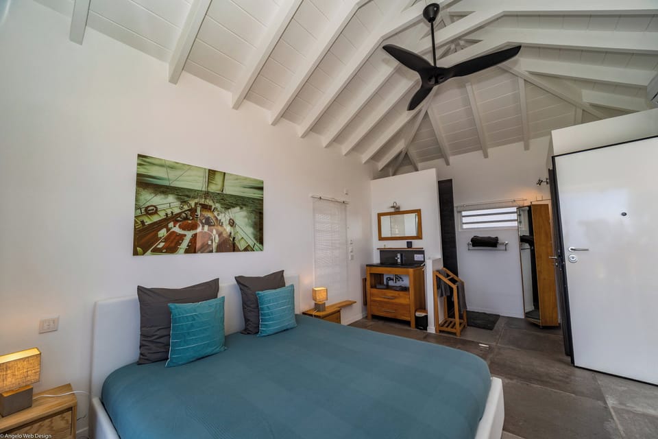 Air conditioning, king size bed. Ensuite bathroom, shower, hairdryer. 