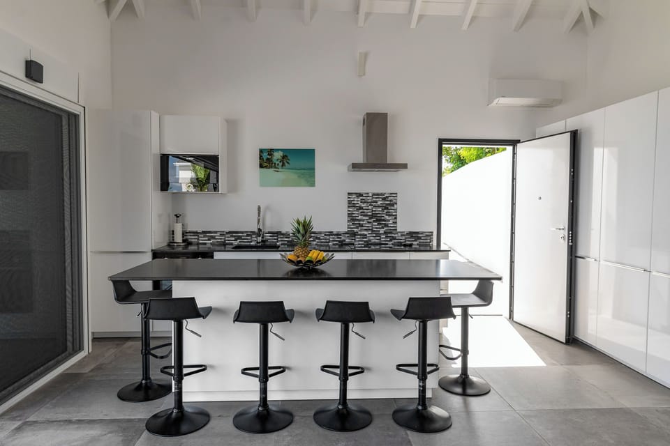 Fully equipped, breakfast bar, refrigerator and freezer with ice maker, oven, microwave oven, hob, filter coffee maker and espresso machine, blender, kettle, dishwasher, toaster, wine cellar. Inside and outside dining areas for six guests. 