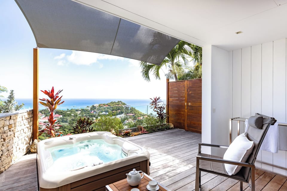 King size bed, air conditioning, ceiling fan, HD-TV, dish network, safe, dressing room, ensuite bathroom with indoor Italian shower, double sink. Private terrace, heated jacuzzi. Ocean view. 