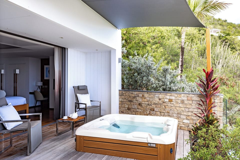 King size bed, air conditioning, ceiling fan, HD-TV, dish network, safe, dressing room, ensuite bathroom with indoor Italian shower, double sink. Private terrace, heated jacuzzi. Ocean view. 