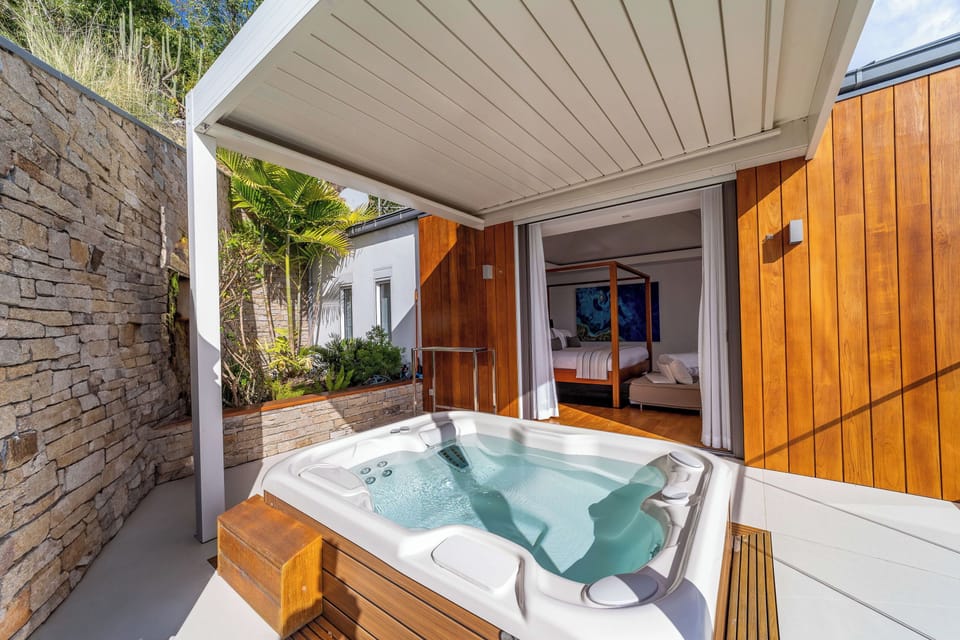 King size bed, air conditioning, ceiling fan, HD-TV, dish network, safe, dressing room, ensuite bathroom with indoor Italian shower, double sink. Private terrace, heated jacuzzi. Ocean view. 