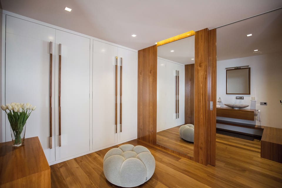 King size bed, air conditioning, ceiling fan, HD-TV, dish network, safe, dressing room, ensuite bathroom with indoor Italian shower, double sink. Private terrace, heated jacuzzi. Ocean view. 