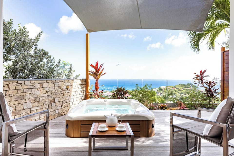King size bed, air conditioning, ceiling fan, HD-TV, dish network, safe, dressing room, ensuite bathroom with indoor Italian shower, double sink. Private terrace, heated jacuzzi. Ocean view. 