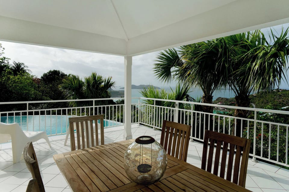 Fully equipped, gas cooker, blender, microwave, dishwasher, Nespresso coffee machine, ice machine, citrus juicer, toaster. Indoor dining table and outdoor table on the covered terrace. 