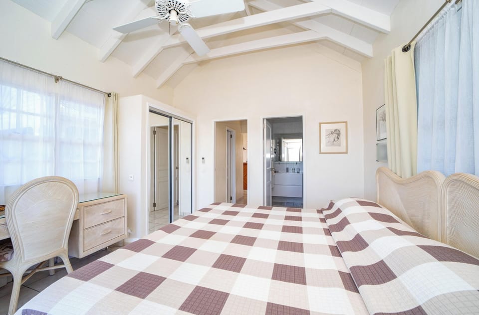 Queen size bed, air conditioning, ceiling fans, HD-TV, DVD player, safe. Ensuite bathroom with shower, hair dryer.  