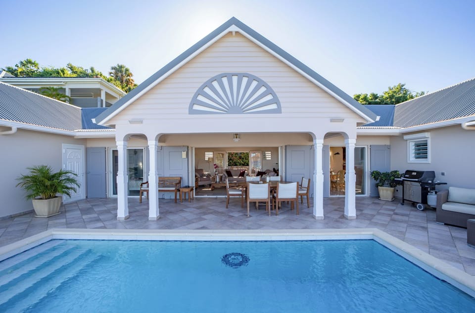 Nice pool, with an expansive terrace, loungers and deck chairs. Panoramic views over St-Jean Bay. 
