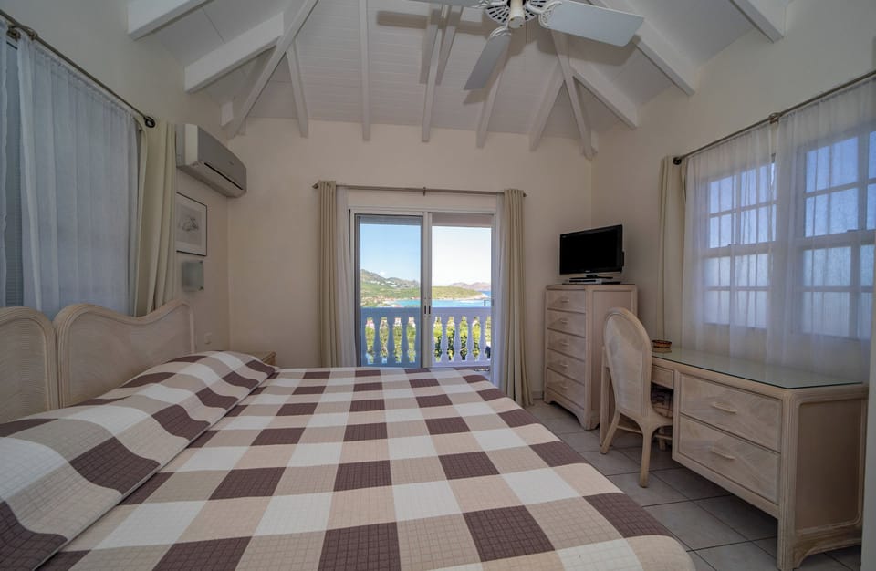 Queen size bed, air conditioning, ceiling fans, HD-TV, DVD player, safe. Ensuite bathroom with shower, hair dryer.  