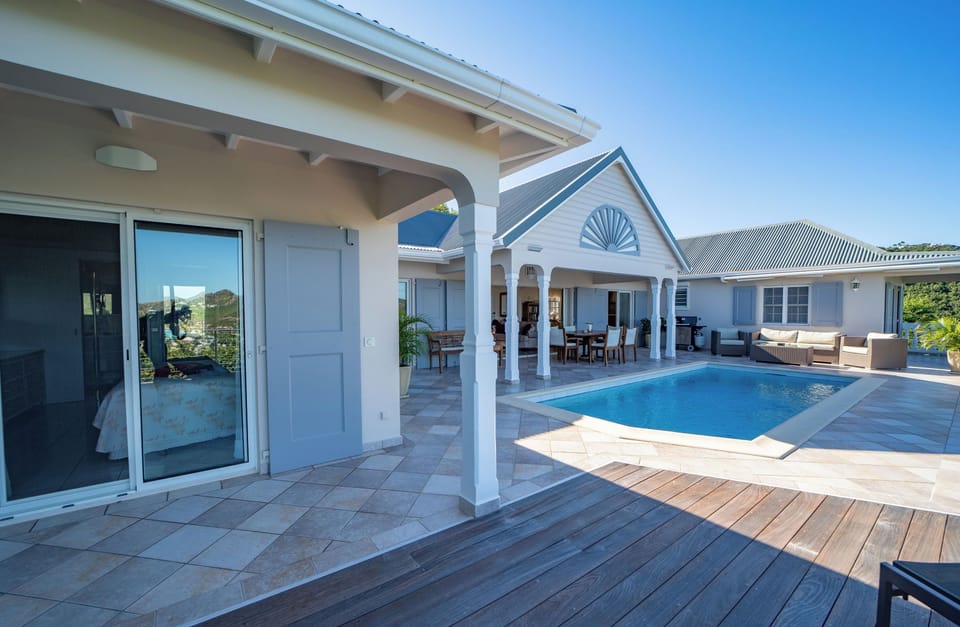 Nice pool, with an expansive terrace, loungers and deck chairs. Panoramic views over St-Jean Bay. 