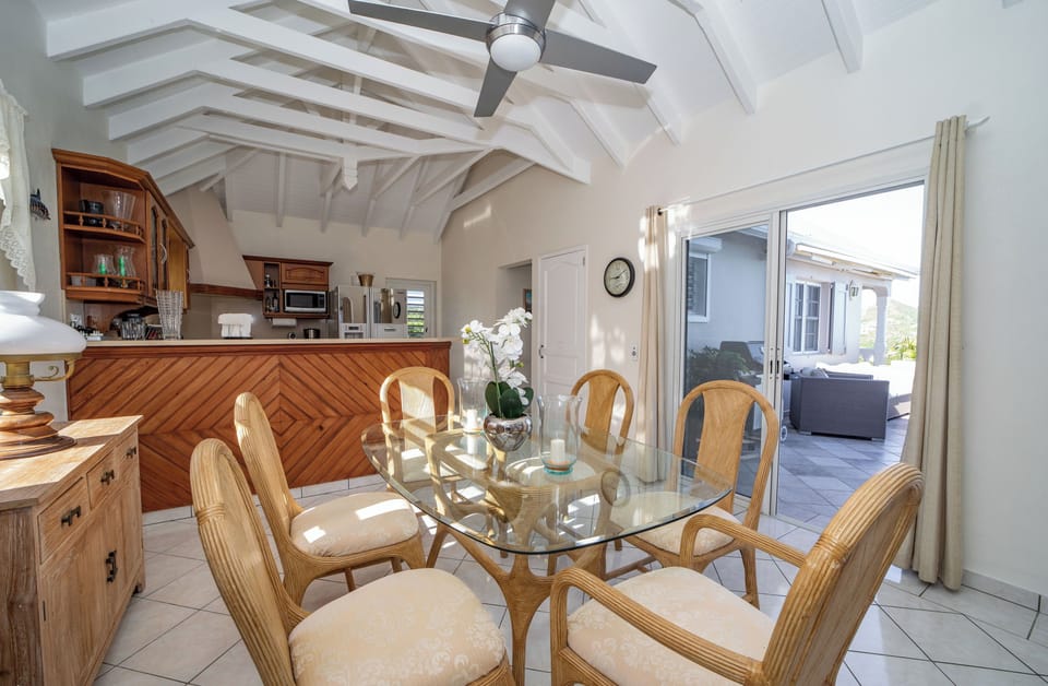Fully equipped kitchen, ceiling fan, refrigerator with ice maker, oven, microwave, dishwasher, coffee machine, Nespresso machine, blender, toaster. Inside dining table, and outdoor dining area on the covered terrace. 