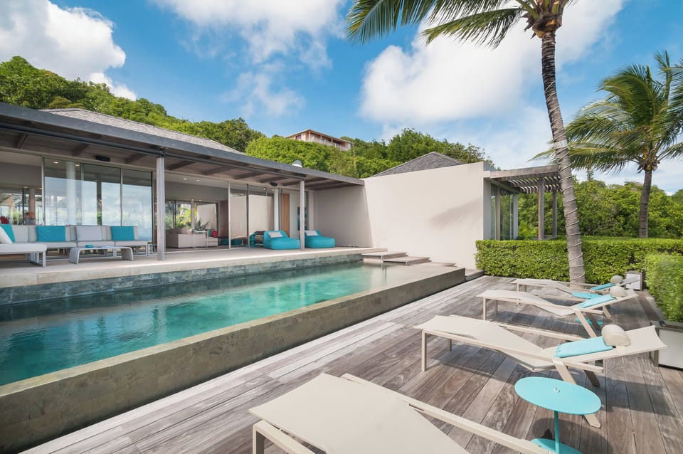 Nice heated pool, expansive terrace with loungers and deck chairs. Lounge area on the covered terrace. 
