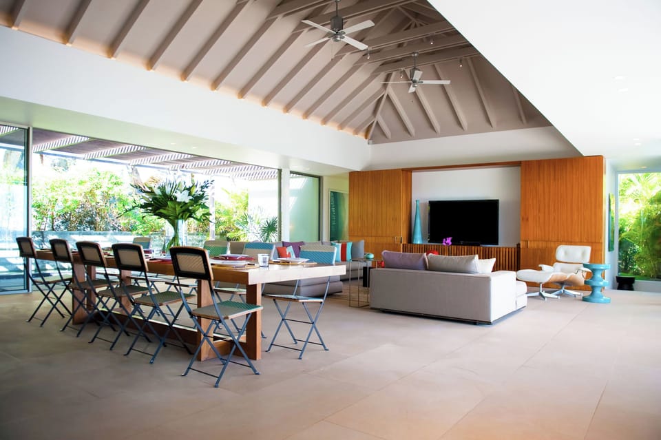 Expansive living area opening onto the terrace. HD-TV, Dish Network, Apple TV, ceiling fans. 