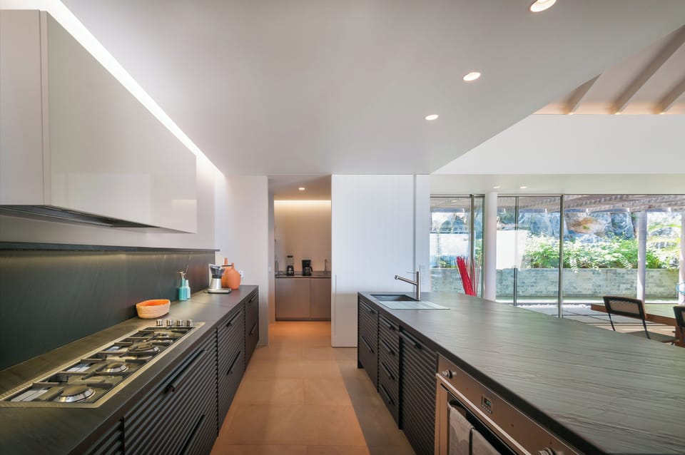 Fully equipped. Electric oven, gas stove, microwave, refrigerator, mixer, centrifuge, freezer, dishwasher, Nespresso machine, blender, kettle, toaster, breakfast bar. Large dining table for 10 people. 