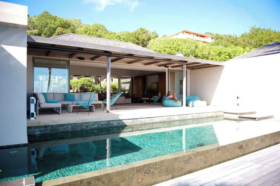 Nice heated pool, expansive terrace with loungers and deck chairs. Lounge area on the covered terrace. 