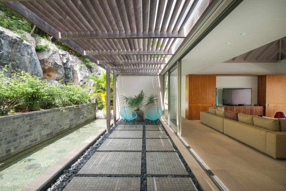 Expansive living area opening onto the terrace. HD-TV, Dish Network, Apple TV, ceiling fans. 