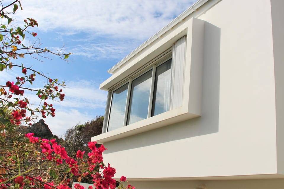 In an independant building. King size bed, air conditioning, safe, HD-TV, kitchenette. En-suite bathroom with a shower,  hairdryer, towels and beach towels.