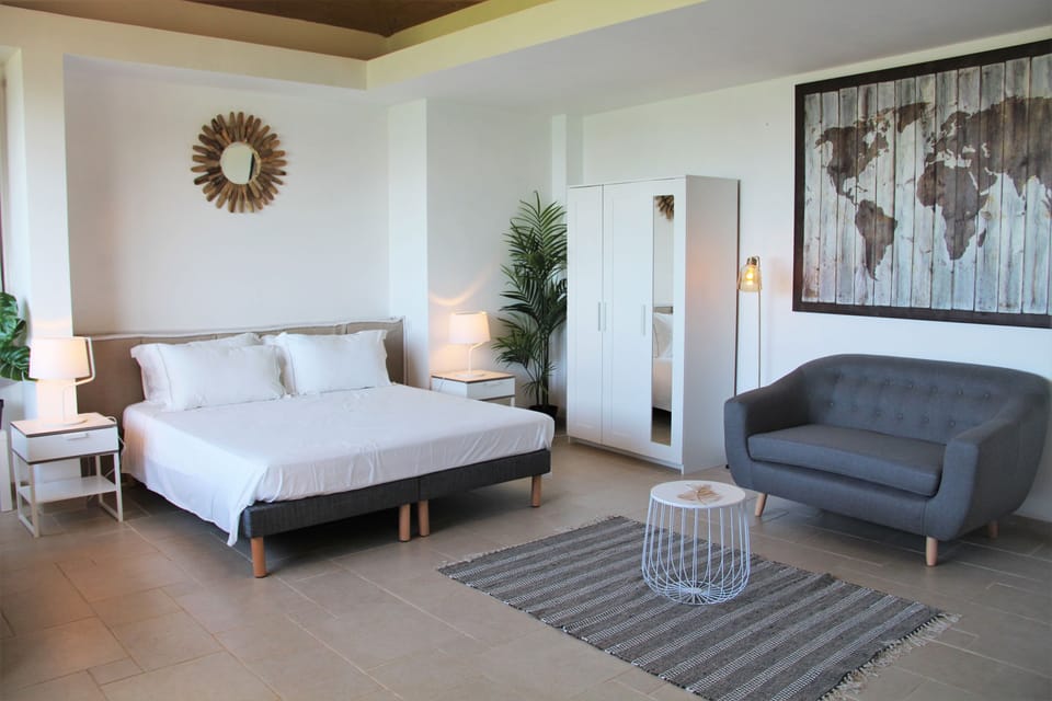 In an independant building. King size bed, air conditioning, safe, HD-TV, kitchenette. En-suite bathroom with a shower,  hairdryer, towels and beach towels.