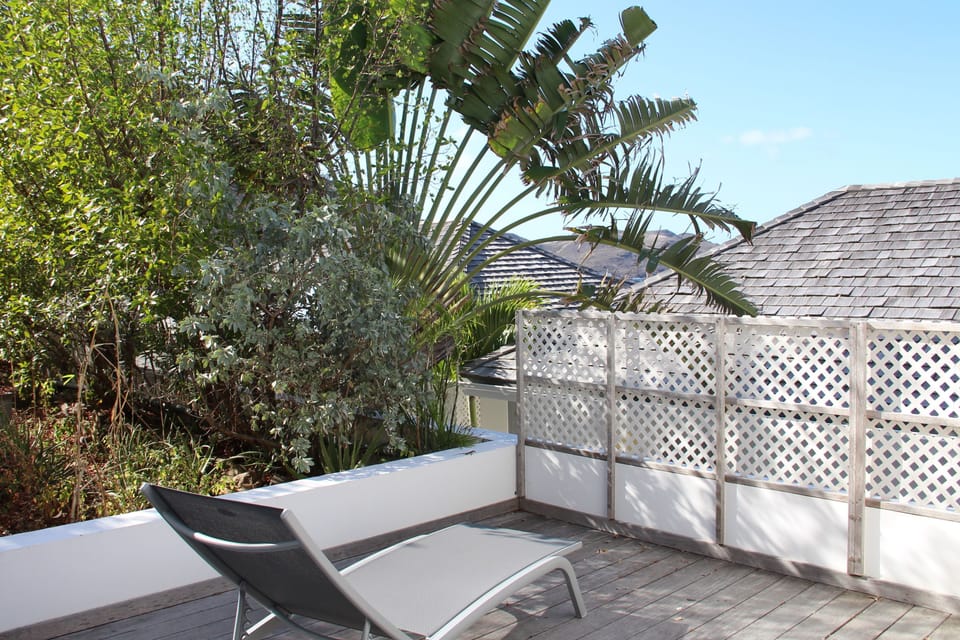 In an independant building. King size bed, air conditioning, safe, HD-TV, kitchenette. En-suite bathroom with a shower,  hairdryer, towels and beach towels.