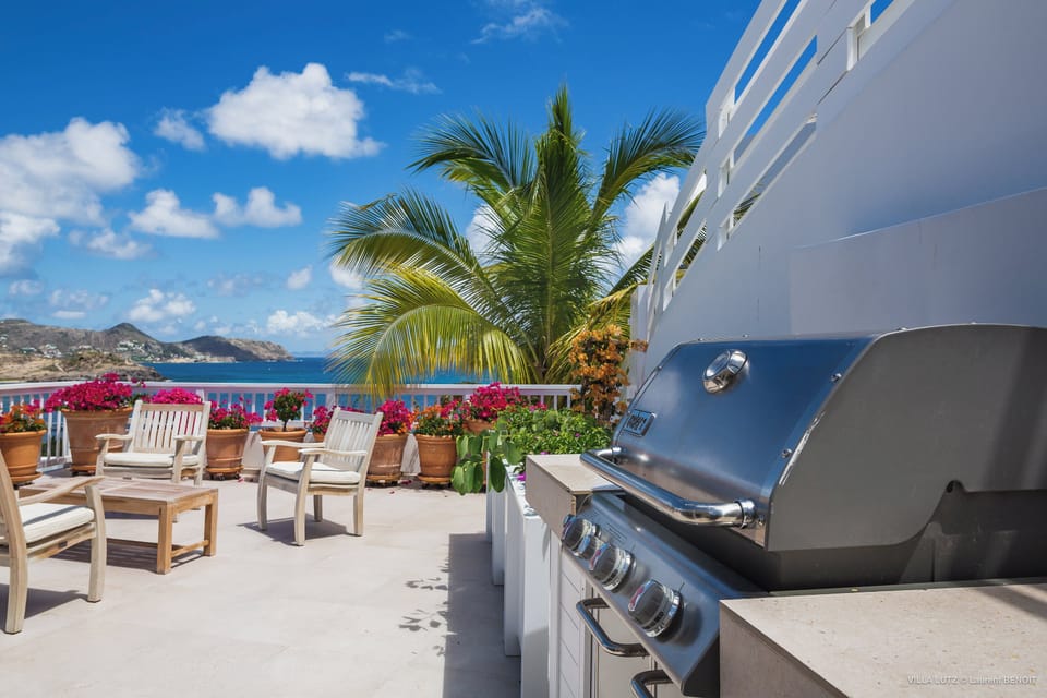 Located on the lower level. Equipped for eight people. Air conditioning, fan, breakfast bar with three stools, small cupboard, mosquito nets, fridge, freezer, oven, dishwasher, microwave, espresso and Nespresso coffee machine, blender, electric kettle, to