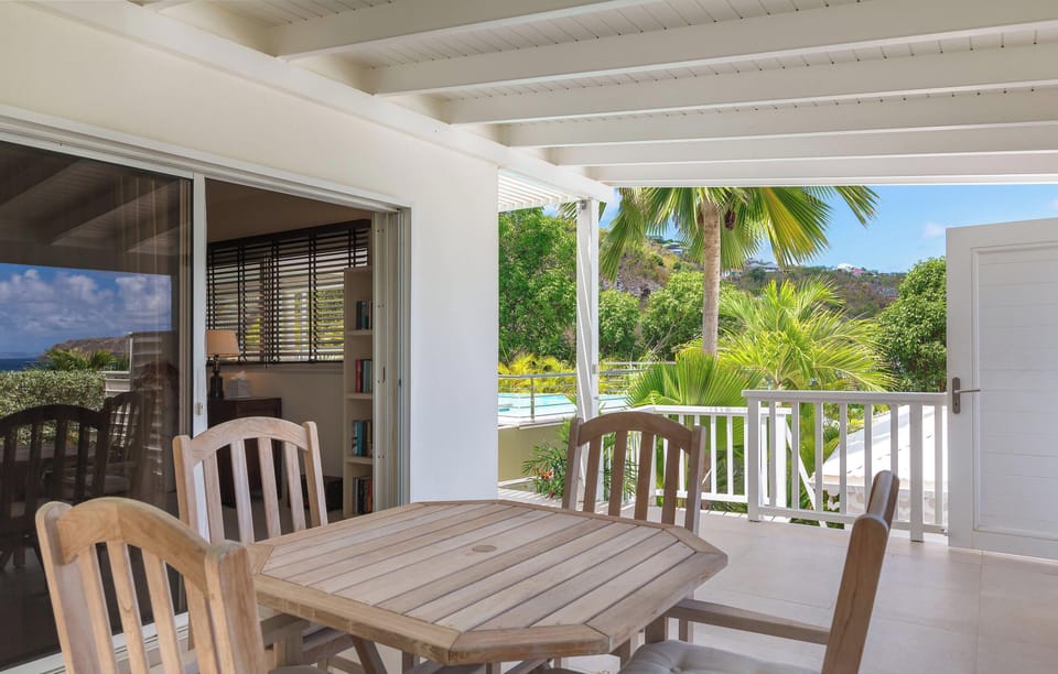 Located on the pool level. Air conditioning, queen size bed, dressing, safe. Bathroom with double washbasin, shower.