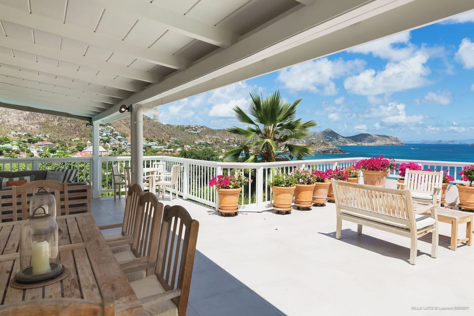 Located on the lower level. Pool, terrace with deck chairs. Gas barbecue. 